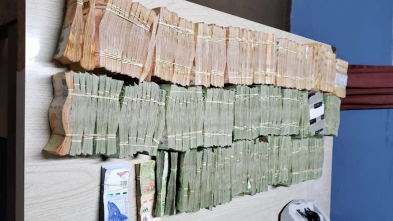 La Pampa: circulaba con más de 17 millones de pesos en el auto y la policía le secuestró el dinero