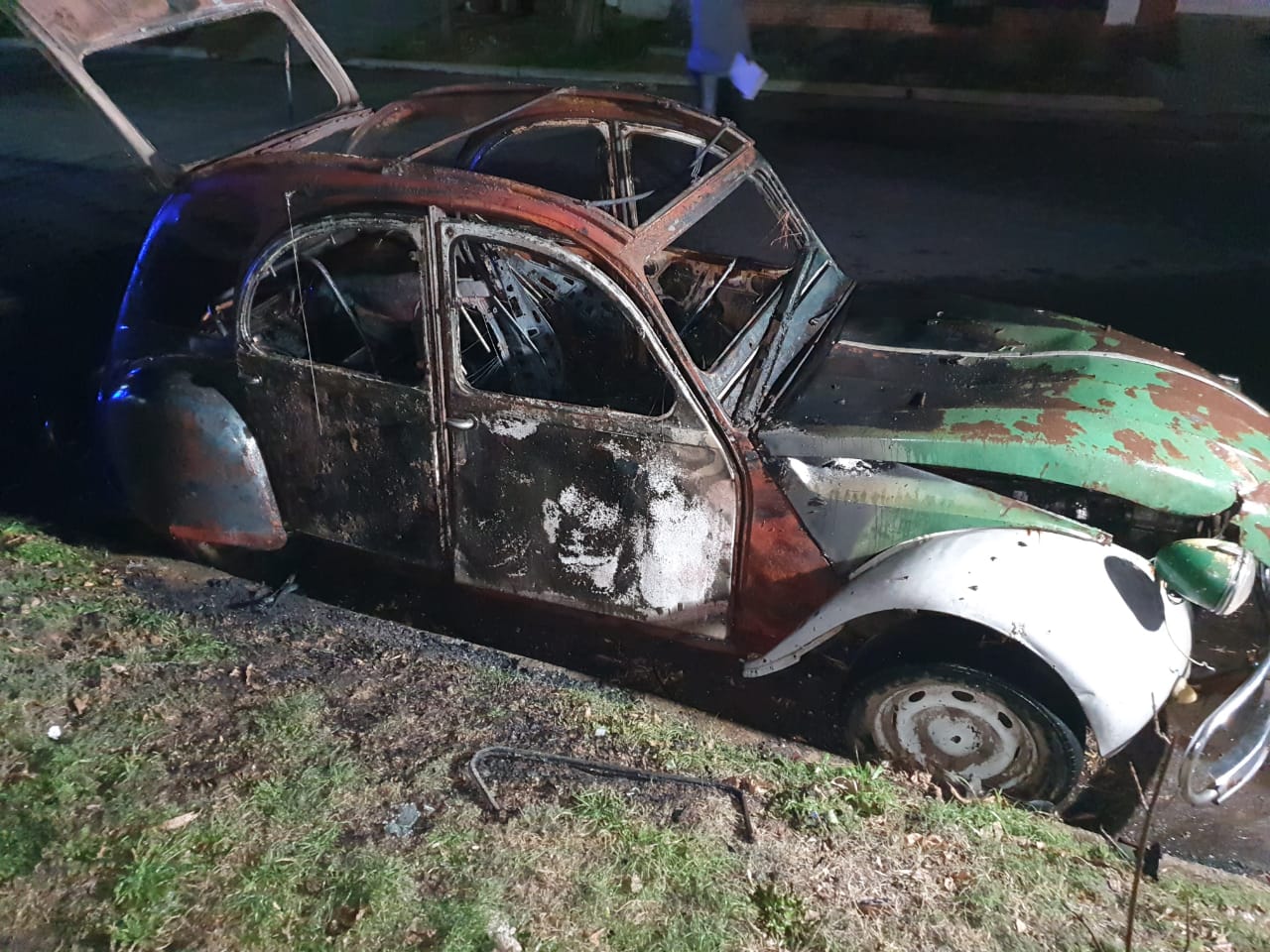 El fuego destruyó por completo un auto en la madrugada piquense: Hay una persona demorada