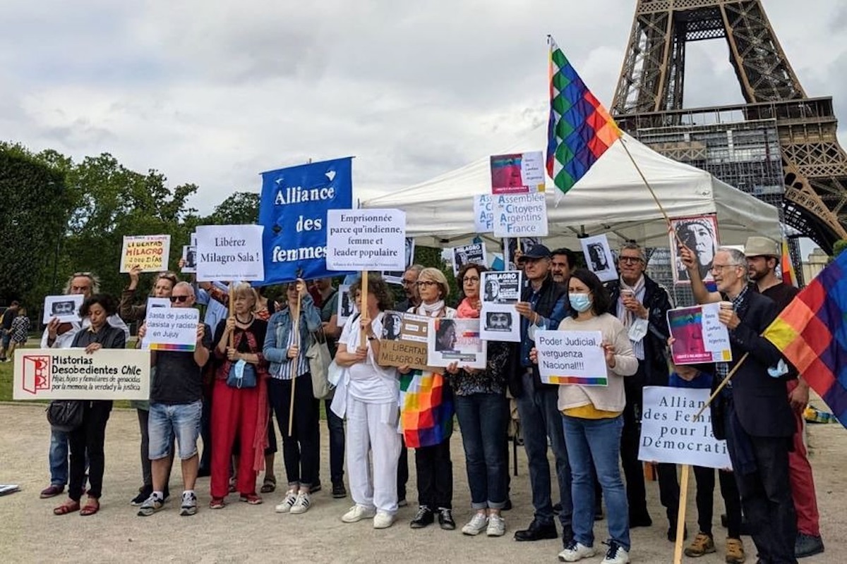 Manifestación en París: argentinos pidieron la liberación de Milagro Sala desde la Torre Eiffel