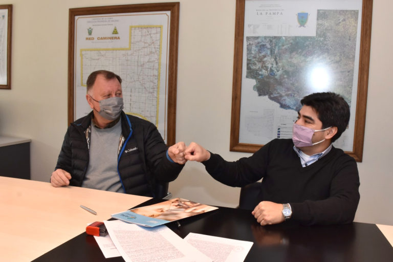Firmaron convenio para la adquisición de dos electrobombas para Macachín