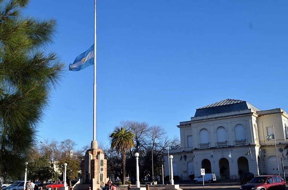 Duelo nacional: Banderas a media asta en General Pico en homenaje a los 100 mil muertos por COVID-19
