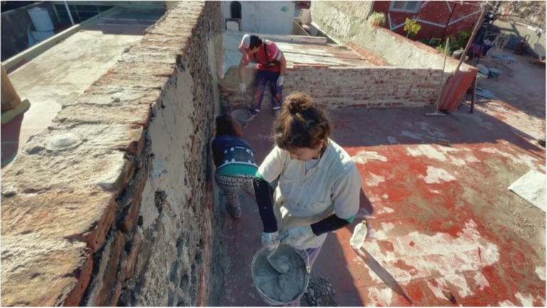 “Albañilas” argentinas ponen manos a la obra para derribar el machismo