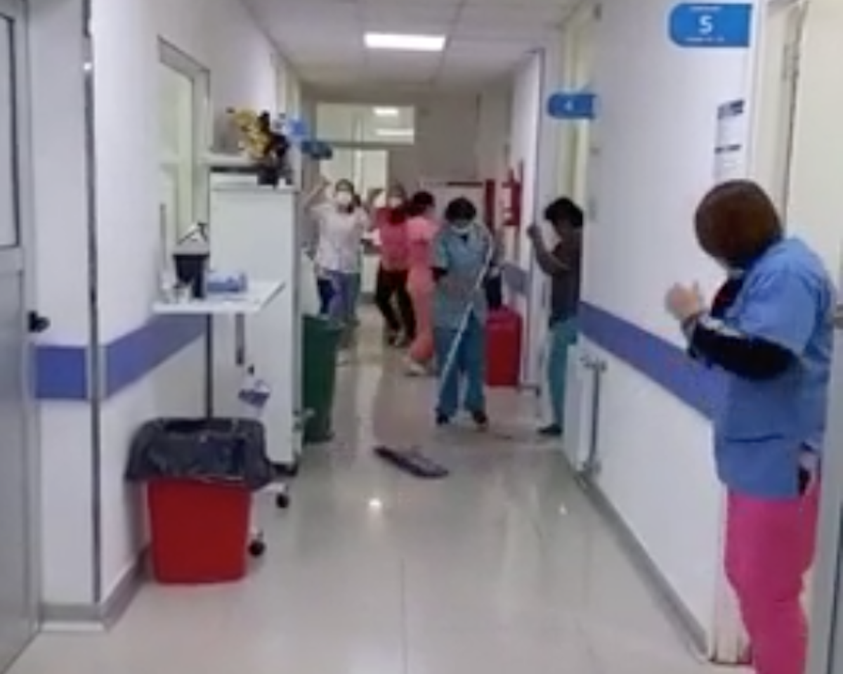Mar de Ajó: en un hospital festejaron con un baile el primer día sin pacientes internados con Covid tras un año y medio