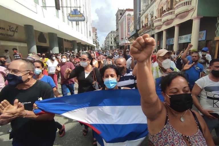 Una multitudinaria e inédita protesta en las calles sorprende al régimen cubano