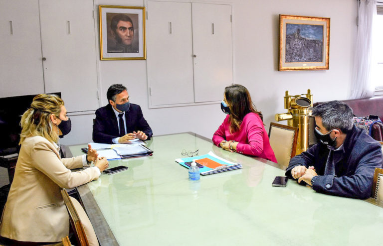 Realizan gestiones con funcionarios nacionales para que YPF mantenga el abastecimiento de combustible en el aeropuerto piquense