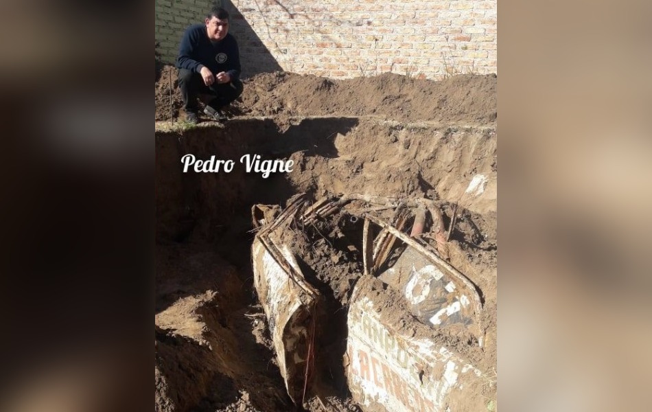 ¡CURIOSO Y ENORME HALLAZGO EN LA PAMPA!: Obreros encontraron un automóvil Ford Fairlane enterrado en el patio de una casa que habría competido en el Supercart Pampeano