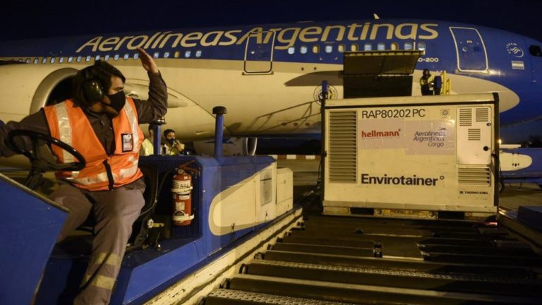 Llegó un vuelo con 768 mil vacunas de SINOPHARM que se aplicarán como segunda dosis