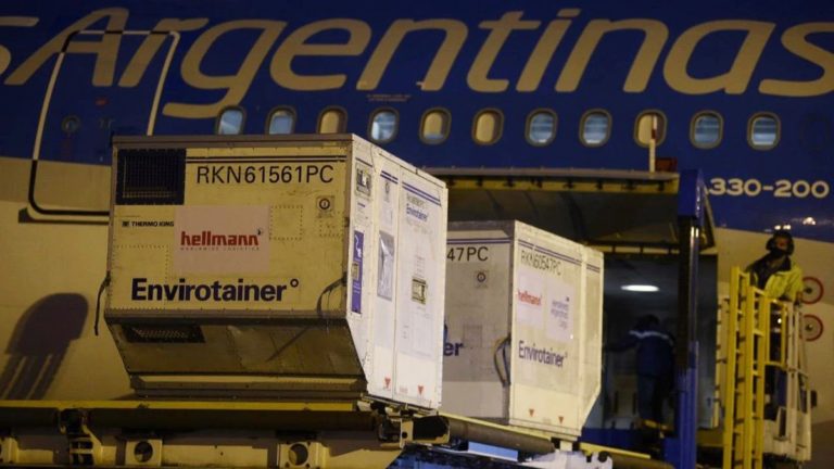 A la espera de la confirmación oficial, el Gobierno prepara vuelos para ir a buscar vacunas Moderna donadas por los EEUU