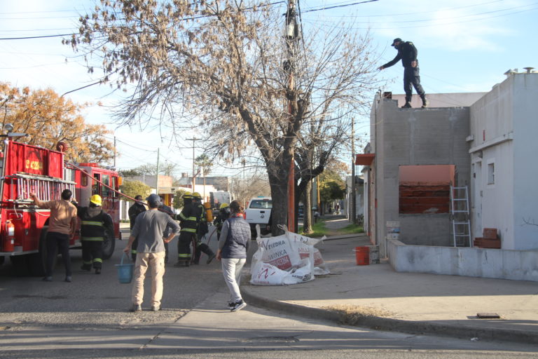 Bomberos acuden a un principio de incendio de vivienda