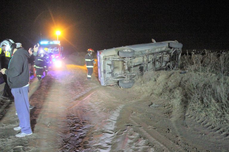 Una camioneta S10 volcó en camino vecinal a 11 kilómetros de General Pico: Un hombre fue asistido y trasladado al Hospital