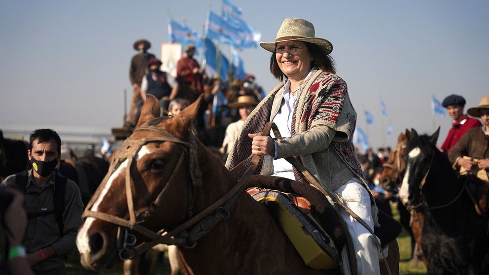 Patricia Bullrich, a caballo y con poncho, se sumó a la protesta del campo en San Nicolás: “Vengo como una persona común, no como dirigente política”