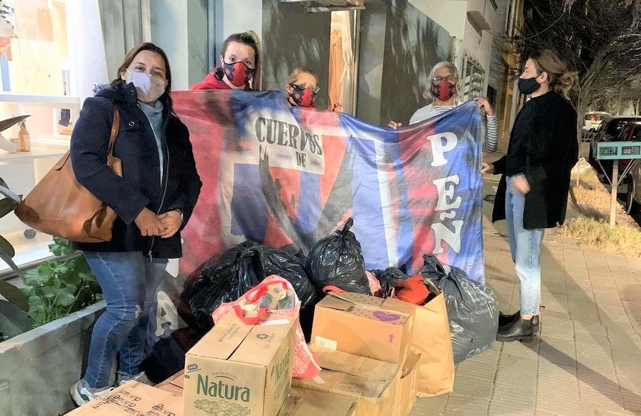 La peña “Cuervos de La Pampa” se sumó a una campaña nacional y donaron más de mil prendas de abrigo