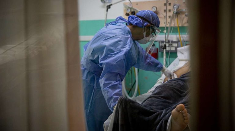 ¿Terminó la segunda ola? En el último mes bajó 35% la internación en terapia de pacientes con coronavirus