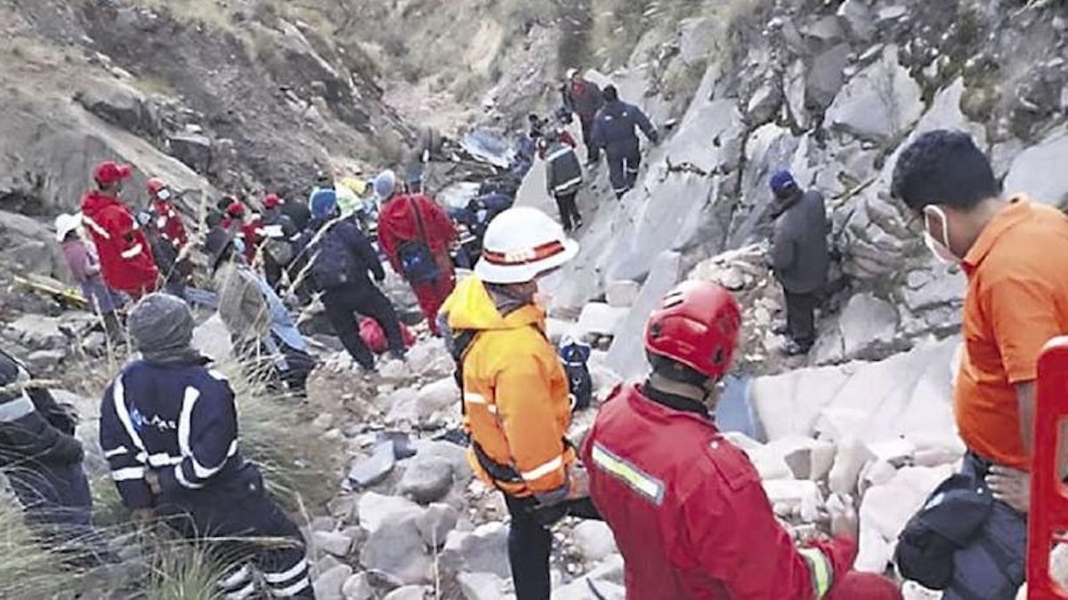Al menos 34 personas murieron en Bolivia al caer un micro a un precipicio