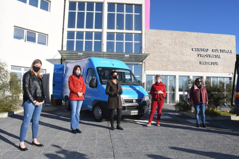 Se entregó el primer bibliomóvil en la localidad de Intendente Alvear