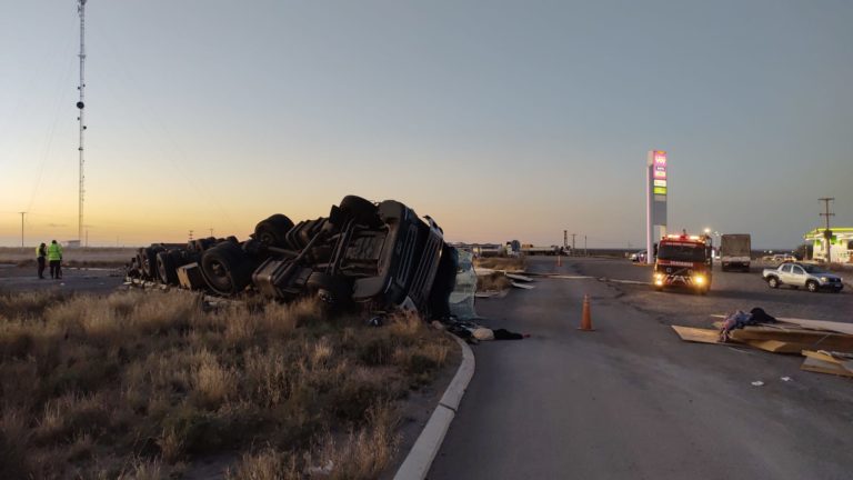 Volcó un camión en el cruce de las rutas 20 y 151