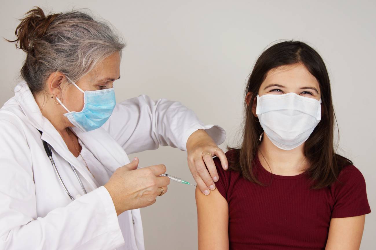 Niños y adolescentes podrán recibir vacunas de refuerzo contra el COVID-19 a partir del 9 de enero