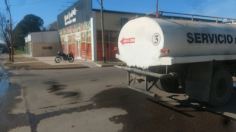 Una motociclista fue hospitalizada luego de chocar con un camión regador en calle 9 y 44