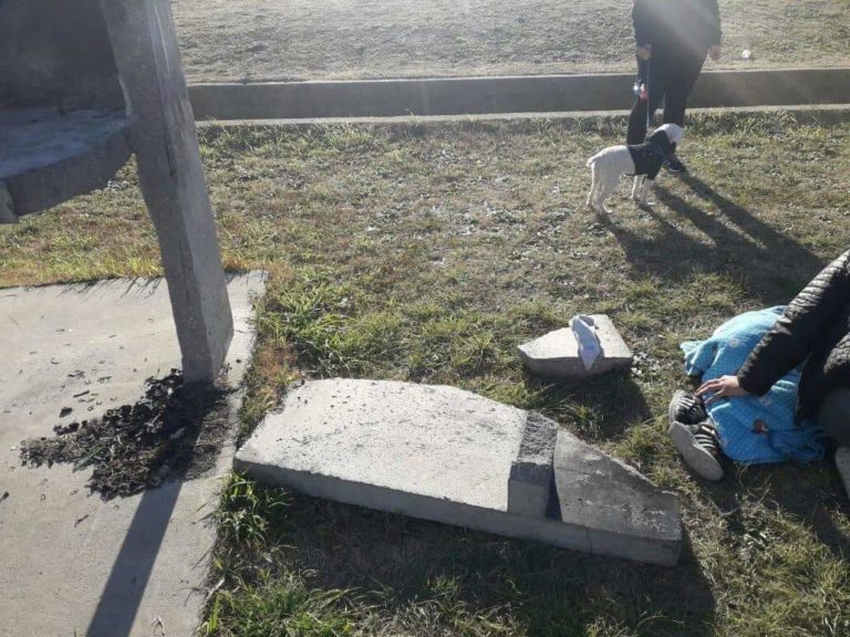 Se le cayó una parrilla a un niño de 5 años en el Paseo Belgrano y le provocó una fractura de fémur