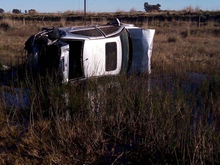 Vuelco en Ruta 102 cerca de Metileo: Un hombre fue asistido y trasladado al Hospital