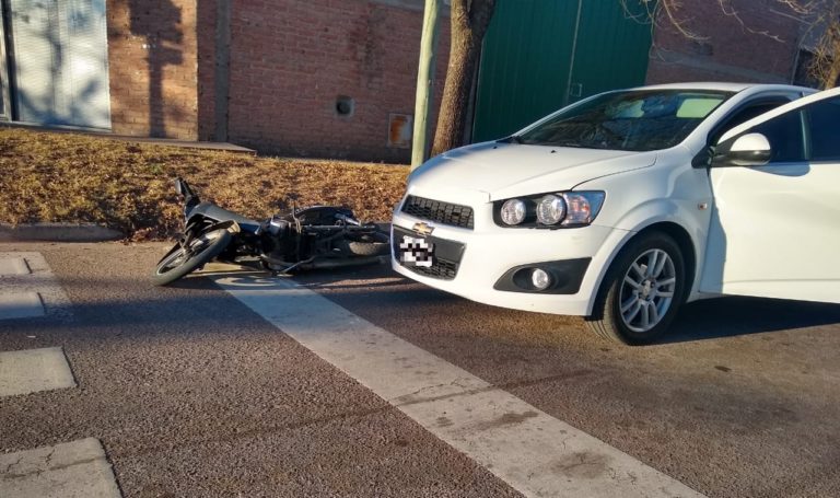 Joven motociclista fue colisionada desde atrás mientras esperaba que se ponga en verde el semáforo: Fue asistida y trasladada al Hospital
