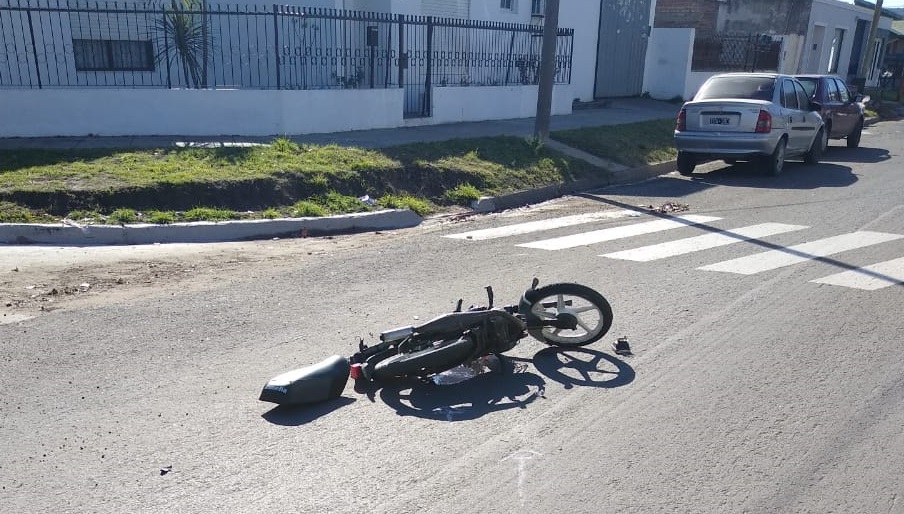 Fuerte choque en calle 110 y 11: Un joven motociclista fue hospitalizado