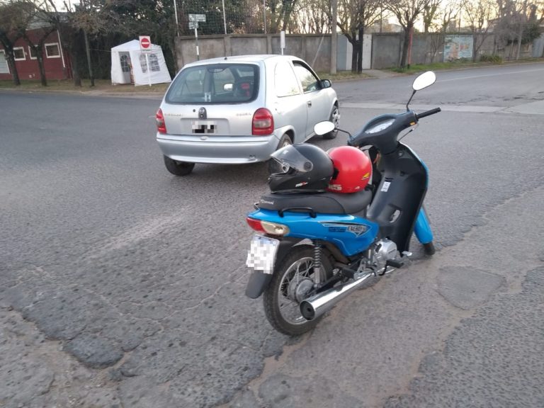 Iban en el mismo sentido y chocaron en calle 32 y 19: Una mujer que iba de acompañante en la moto terminó hospitalizada