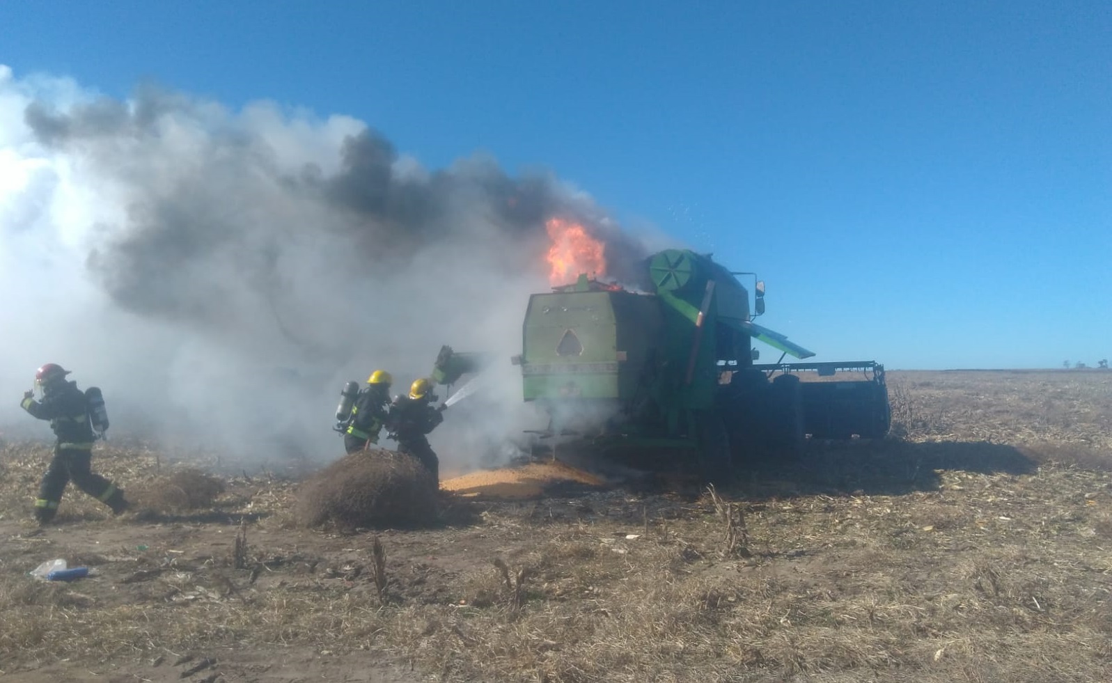 Bomberos sofocaron incendio de cosechadora en un campo ubicado en Ruta 3 camino a La Puma, a unos 16 kilómetros de General Pico