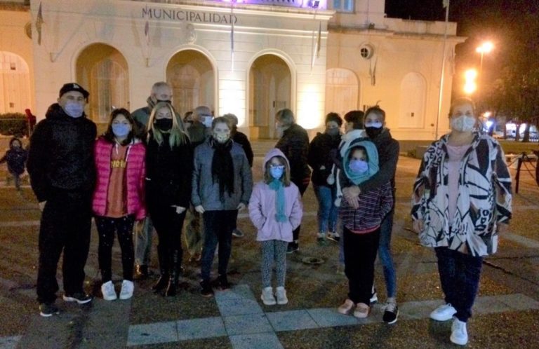 Un grupo de familias se manifestó frente al Palacio Municipal para pedir por la terapia pediátrica en General Pico