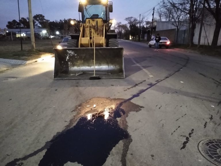 General Pico: Un auto chocó contra un camión con pala cargadora perteneciente al municipio local