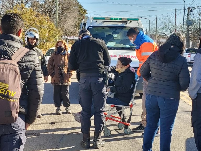 Una camioneta atropelló a una motociclista y se dio a la fuga