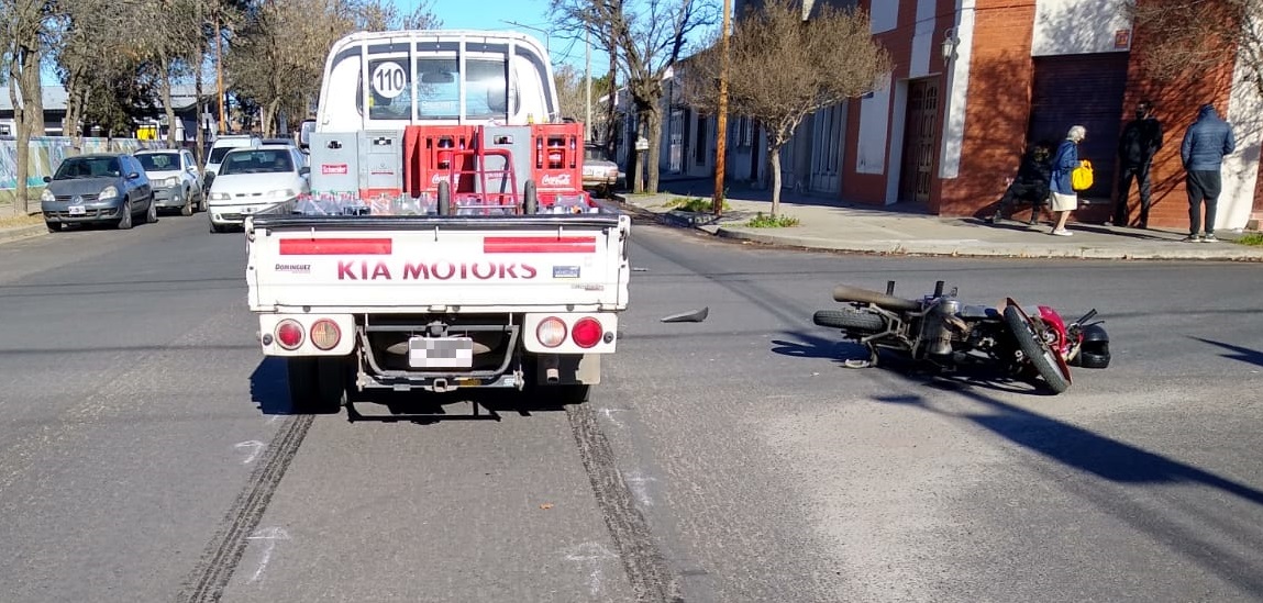 Fuerte choque en barrio Este: Una motociclista fue hospitalizada con fractura de rodilla