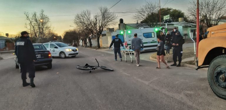 Accidente en barrio Ranqueles: Un menor de edad fue colisionado por un auto y trasladado al Hospital
