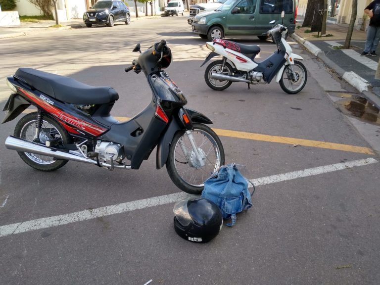 Dos mujeres fueron hospitalizadas al colisionar dos motos en calle 16