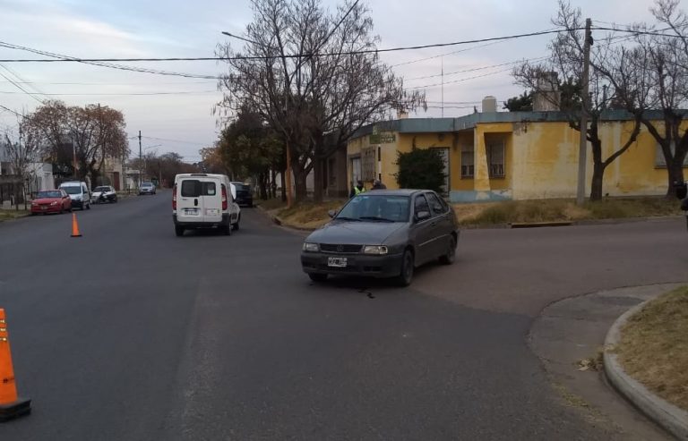 Fuerte choque en calle 26 y 25: Una mujer fue asistida y hospitalizada