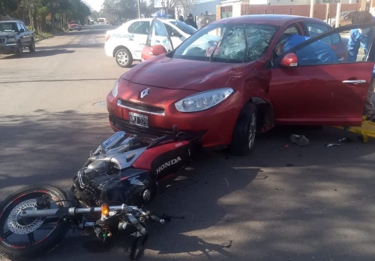 Los conductores de un auto y una moto fueron hospitalizados tras colisionar en 26 y 115