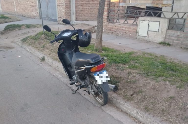 Una mujer cayó de su moto en barrio Federal
