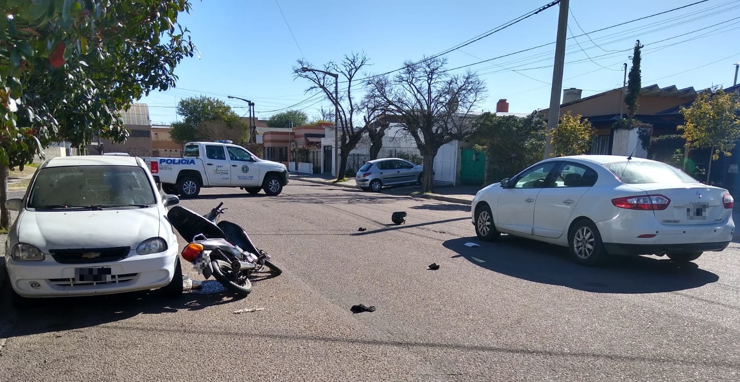 Motociclista chocó contra un auto y a su vez terminó colisionando con otro vehículo estacionado: El joven permanece internado con pronóstico reservado
