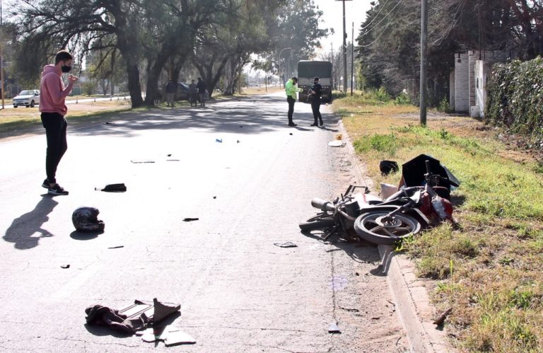 Un camión alcanzó a rozar a una moto en Ruta 1 y dos personas debieron ser trasladadas al hospital