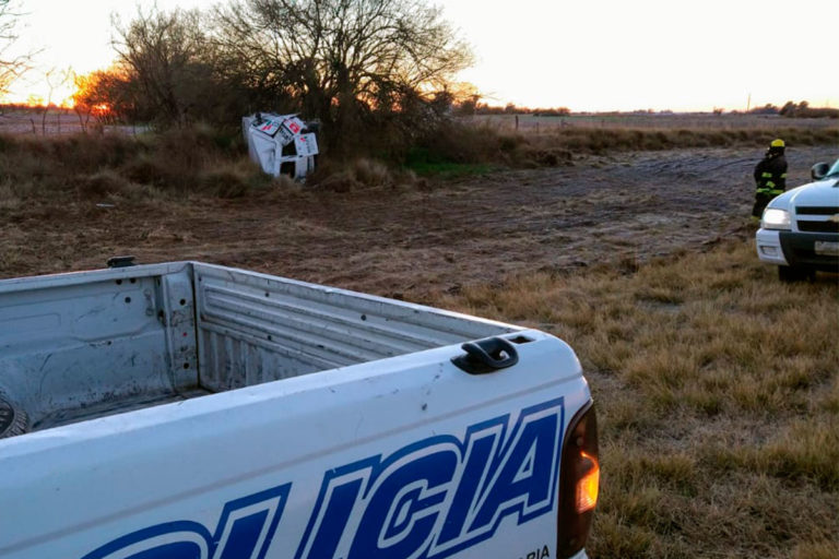Despiste y vuelco en el acceso a la localidad de Miguel Cané: El conductor se encuentra fuera de peligro