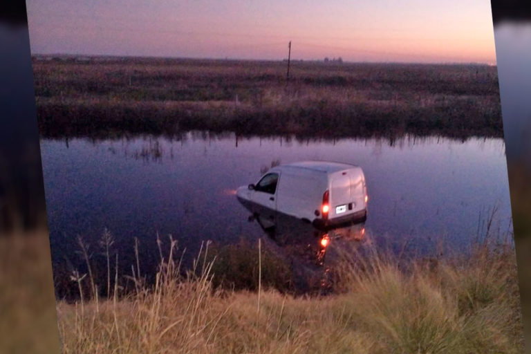 Un camioneta terminó en medio del agua llegando a General Pico
