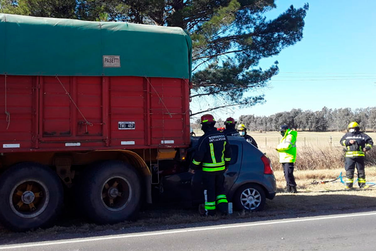 Tragedia en Intendente Alvear: un auto se incrustó bajo un camión en la ruta y murieron 4 personas
