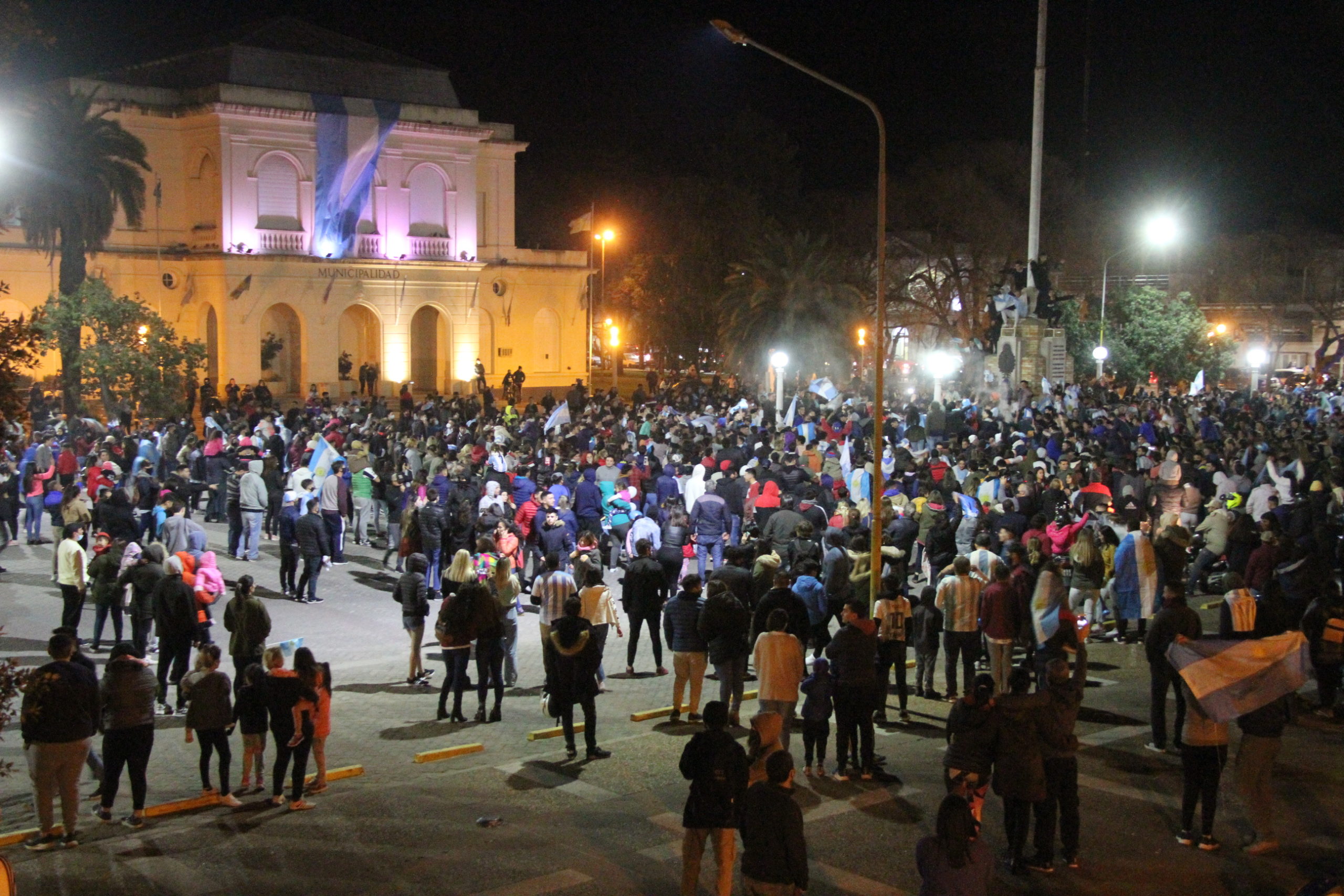 Miles de piquenses salieron a la calle a festejar la consagración de Argentina como el Mejor de América