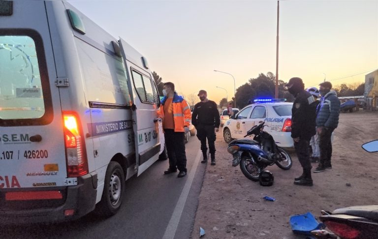 Una moto chocó desde atrás a un auto en Avenida Circunvalación entre 402 y 404: Un menor de edad fue trasladado al Hospital
