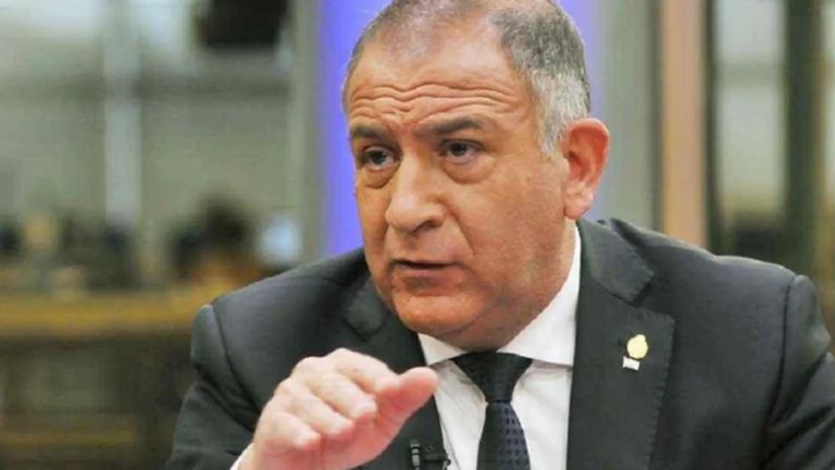 Luis Juez: “Que prueben los penes de madera con los vacunados VIP”