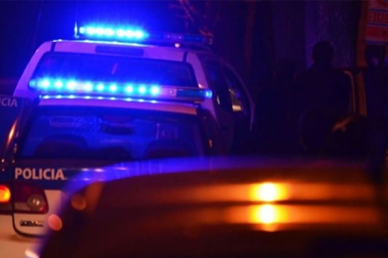 Burzaco: un policía evitó que le robaran a una joven, mató de un balazo en la espalda a un motochorro y quedó detenido