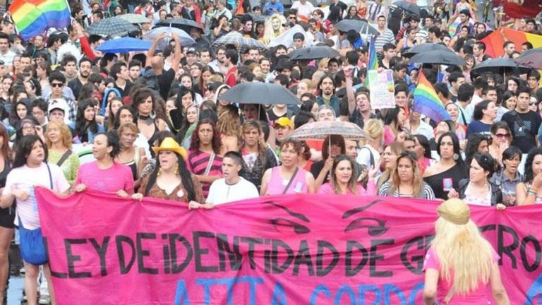 Diputada propone que el colectivo travesti-trans se jubile antes de los 40 años
