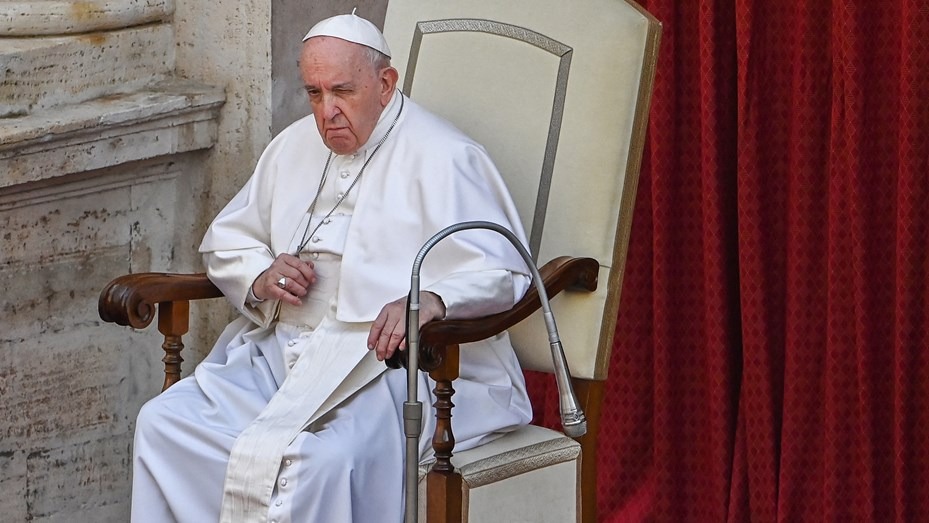 El Papa Francisco fue operado y permanecerá en observación