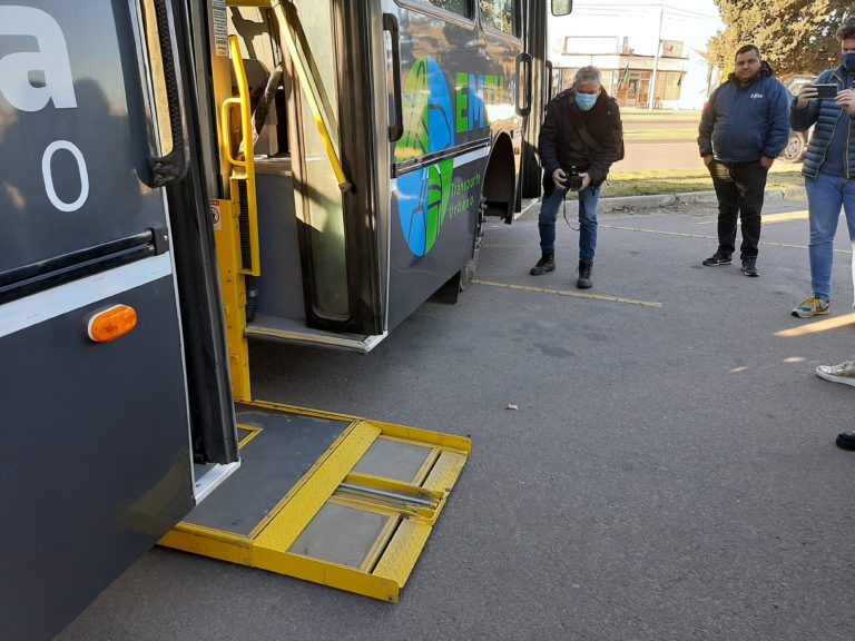 Accesibilidad: 20 de los 28 colectivos colectivos adquiridos por la Municipalidad de Santa Rosa cumplen, pero hay que efectuarles modificaciones