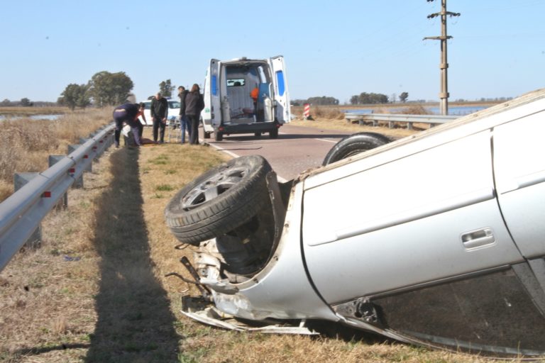 Vuelco entre General Pico y Trenel: El conductor salió despedido del auto
